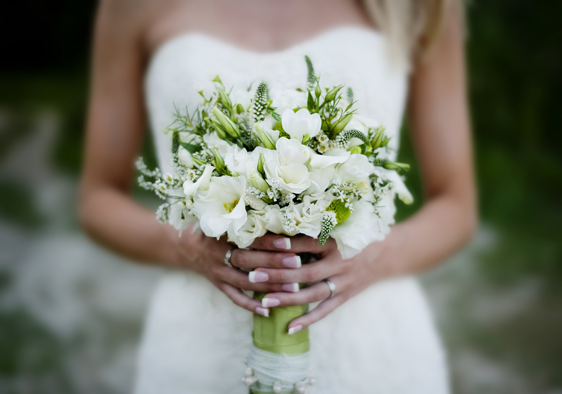 sposa con bouquet